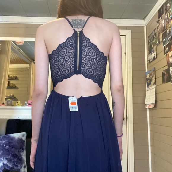 would say it’s a x small to small but it’s slightly stretchy and adjustable - Picture 1 of 3